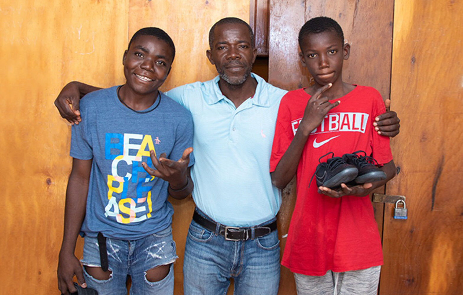 지역 사회에서 일어난 무력 충돌에서 도망친 아이티 어린이 2명이 아가페에서 환영 받다