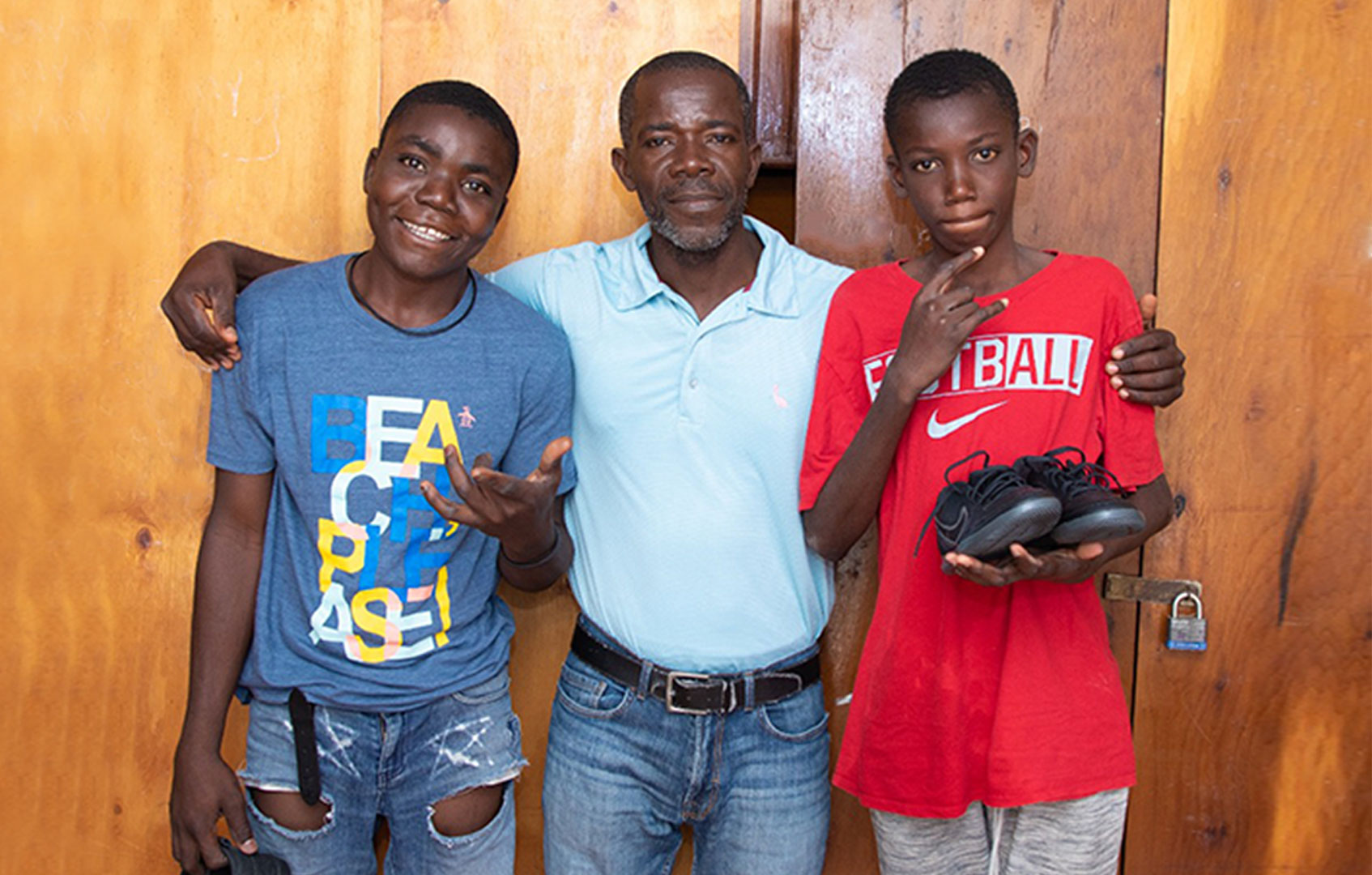 지역 사회에서 일어난 무력 충돌에서 도망친 아이티 어린이 2명이 아가페에서 환영 받다